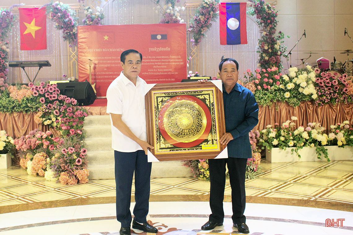 Thứ trưởng Bộ Quốc phòng Lào gặp mặt thân mật đoàn công tác tỉnh Hà Tĩnh