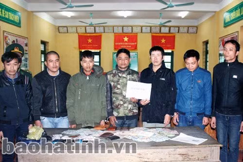 Biên phòng Hà Tĩnh phối hợp với Công an Kỳ Anh bắt giữ 7 đối tượng đánh bạc tại địa bàn xã Kỳ Phương (Kỳ Anh)
