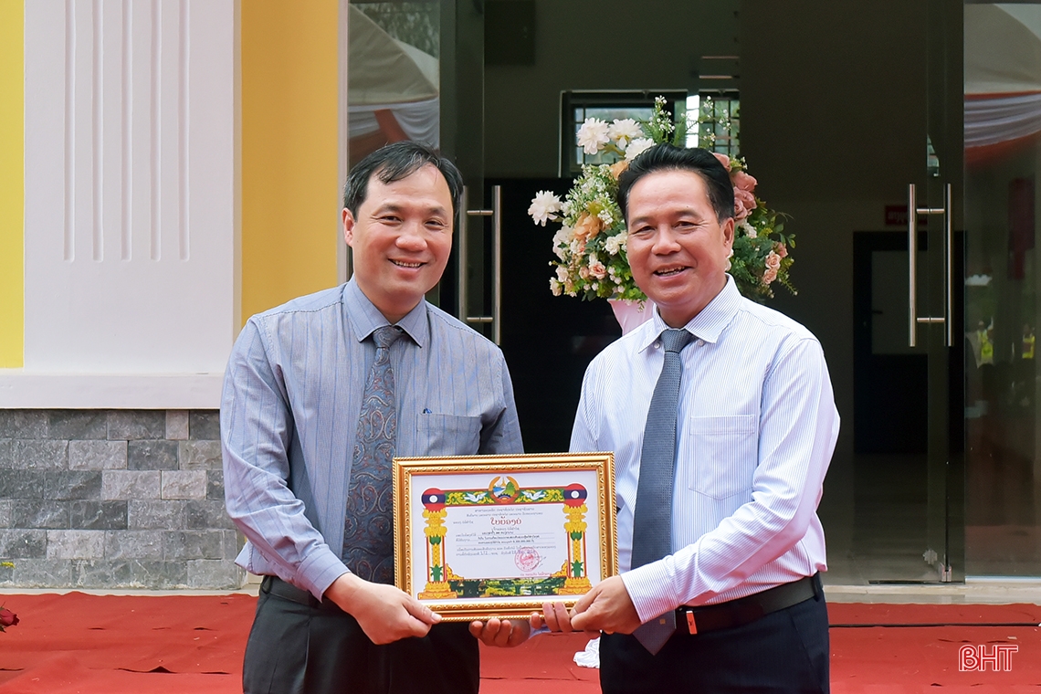 Khánh thành công trình bệnh xá ở Bolikhămxay do Hà Tĩnh tài trợ