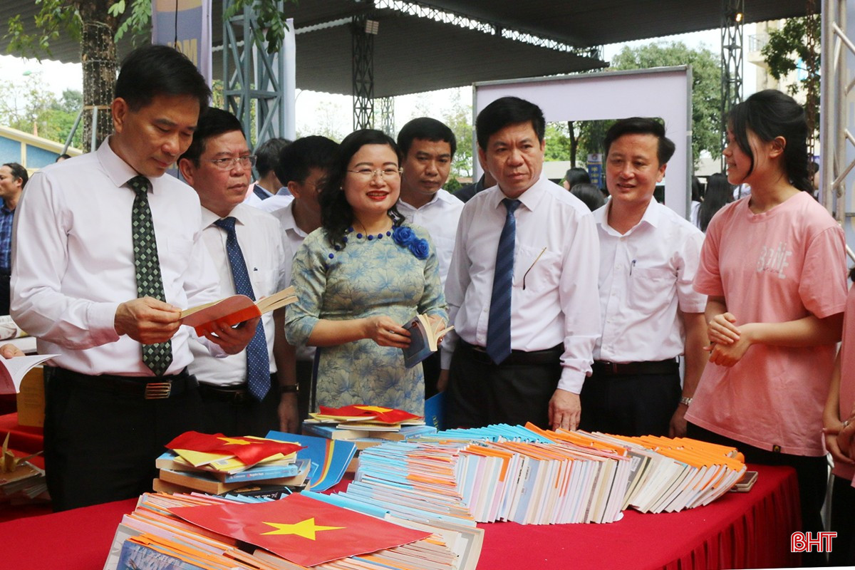 Trong khuôn khổ chương trình, các đại biểu cũng đã tham quan các gian hàng trưng bày, giới thiệu sách.
