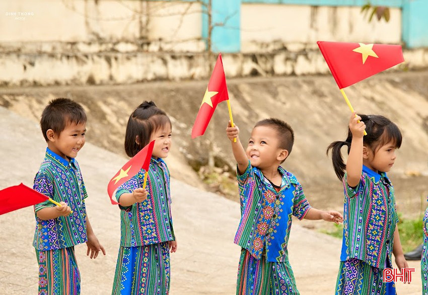 bqbht_br_cac-em-nho-dan-toc-chut-rang-ngoi-ben-la-co-to-quoc-1-anh-dinh-thong.jpg