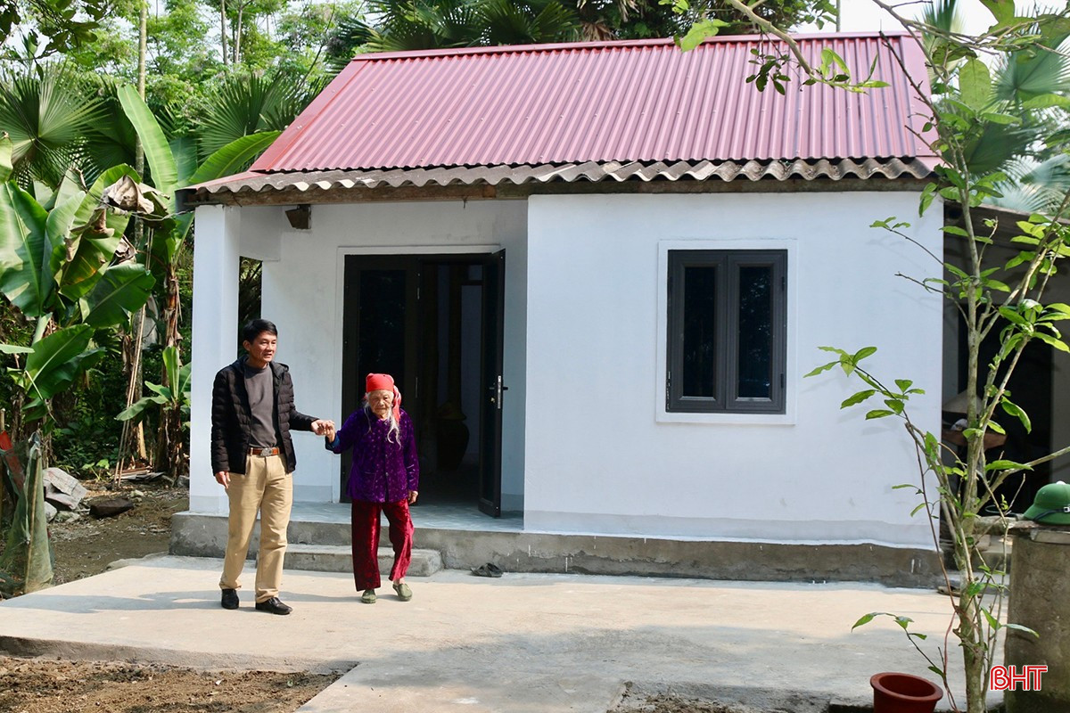 Không chỉ dừng lại ở việc chăm chút cảnh quan, phát triển kinh tế, người dân thôn Phúc Bằng còn thực hiện tốt công tác chăm sóc người có công, lan tỏa tinh thần “tương thân tương ái”. Với những gia đình chính sách, khó khăn, hộ nghèo, người già neo đơn..., chính quyền địa phương, các đoàn thể cùng người dân trong thôn đã chung tay, góp sức xóa nhà tạm, nhà dột nát, giúp họ có ngôi nhà ấm áp, nghĩa tình. Trong ảnh: Ngôi nhà của bà Võ Thị Huê (94 tuổi, người già neo đơn) vừa được các ban, ngành, đoàn thể của địa phương hỗ trợ xây dựng.