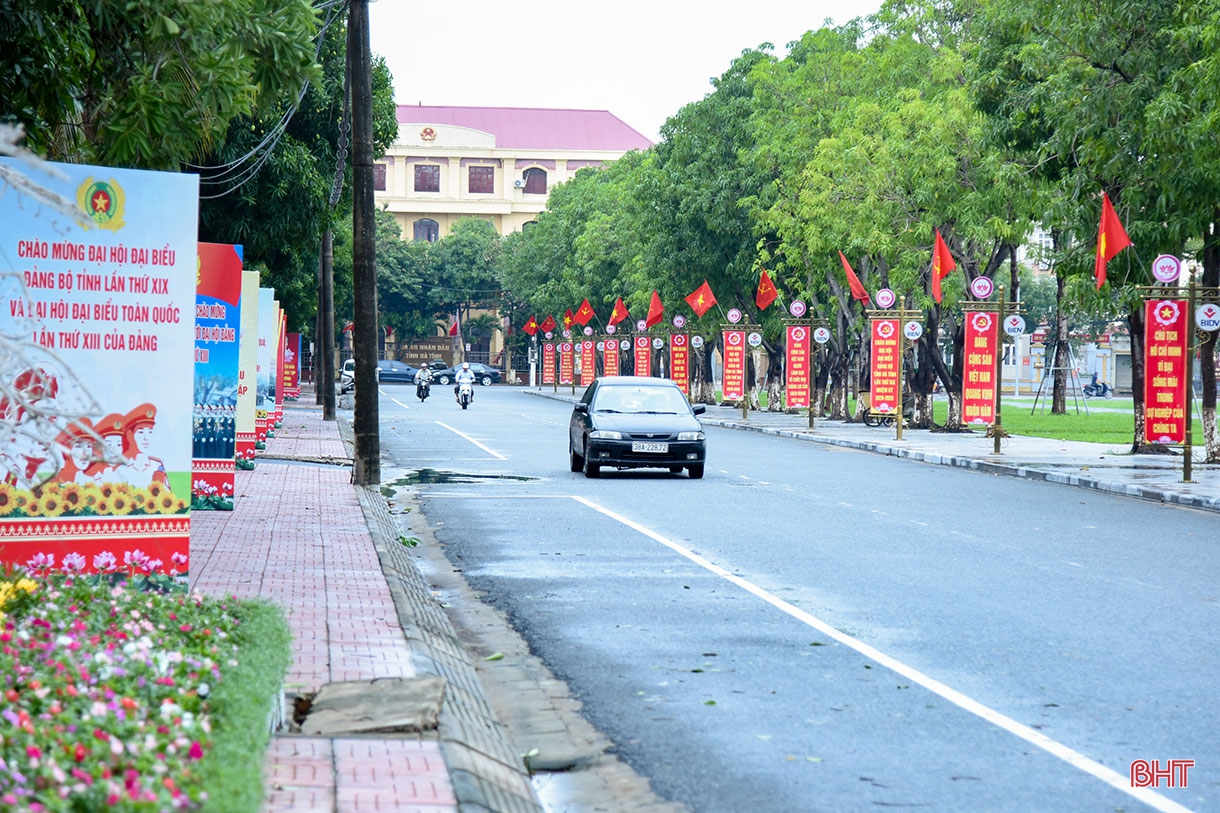 Đoàn kết, dân chủ, xây dựng Đảng trong sạch vững mạnh, phấn đấu đưa Hà Tĩnh sớm trở thành tỉnh phát triển khá của cả nước