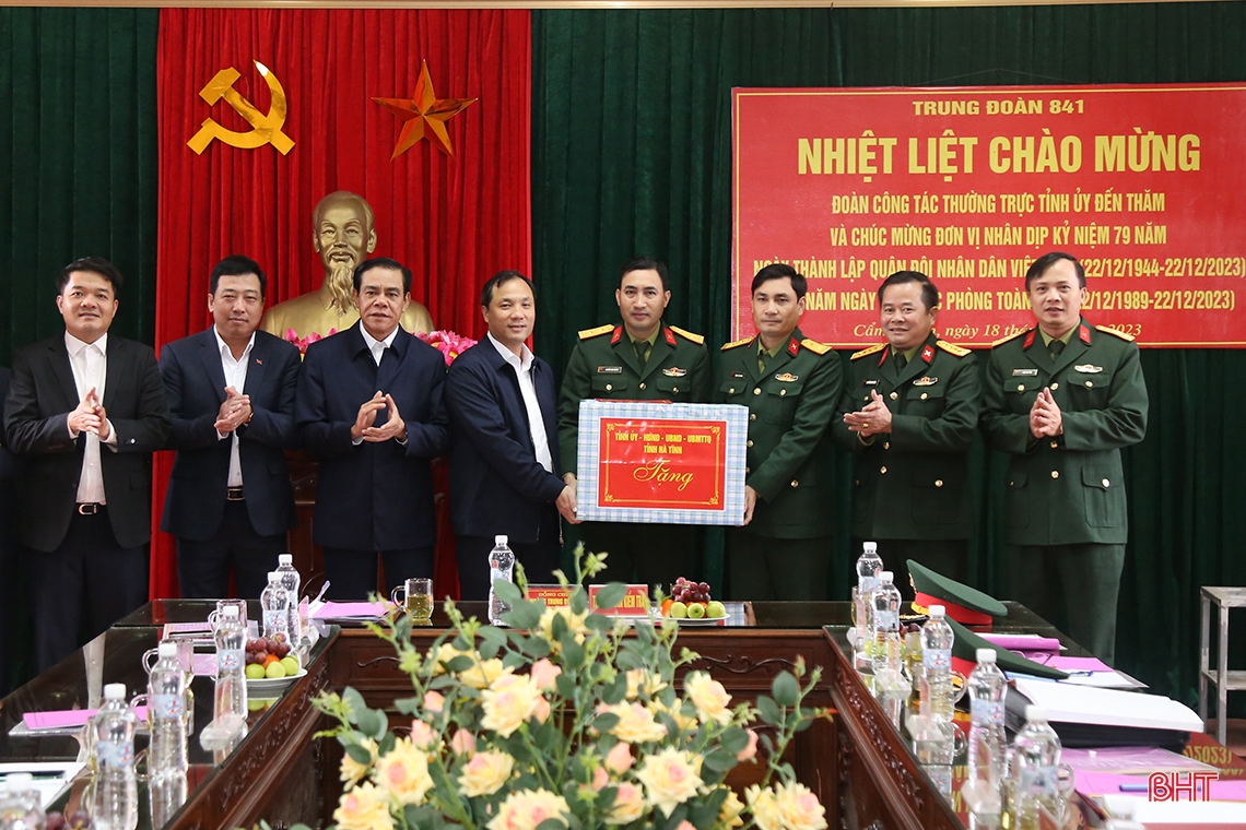 Lãnh đạo Hà Tĩnh chúc mừng các đơn vị nhân ngày 22/12