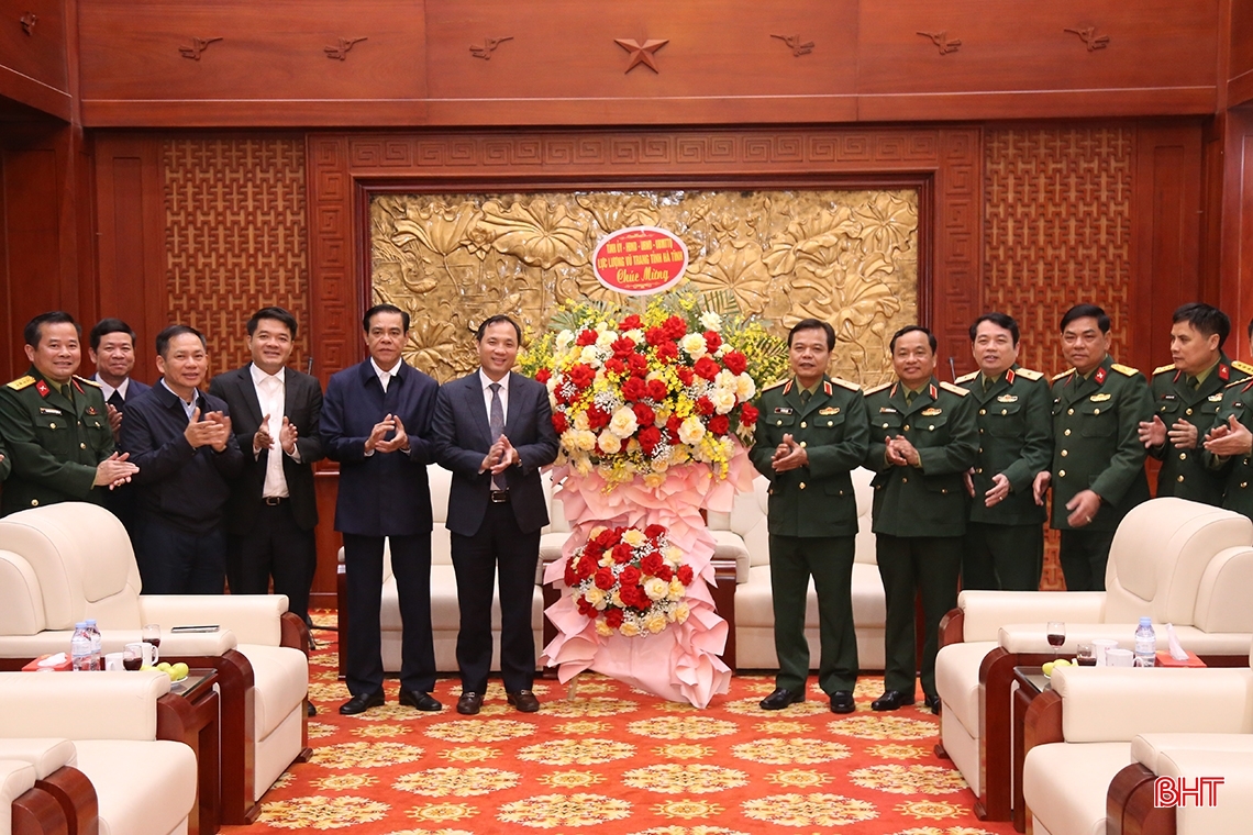 Lãnh đạo Hà Tĩnh chúc mừng các đơn vị nhân ngày 22/12