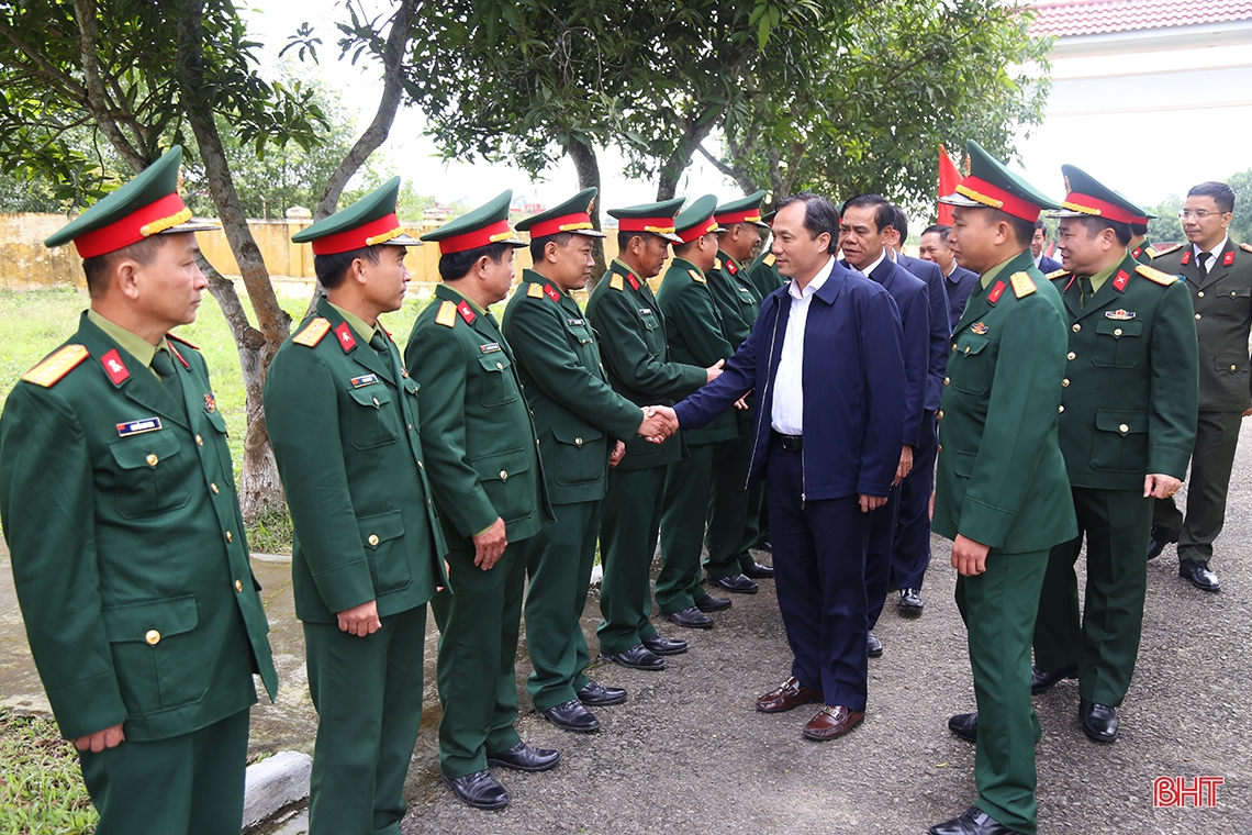 Lãnh đạo Hà Tĩnh chúc mừng các đơn vị nhân ngày 22/12