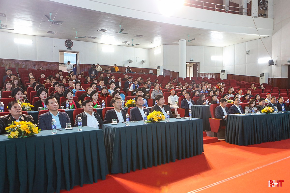 Đại biểu tham dự lễ khai mạc.