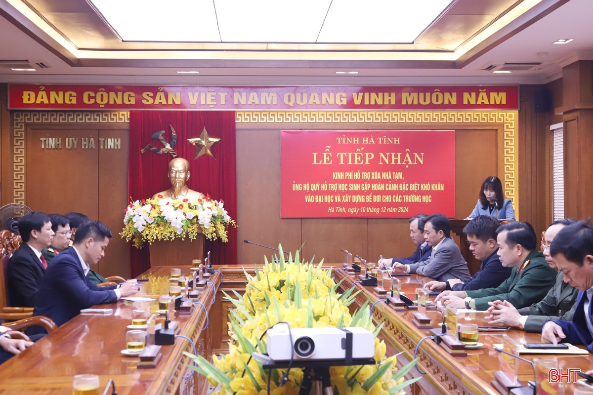 Đại biểu tham dự lễ tiếp nhận.