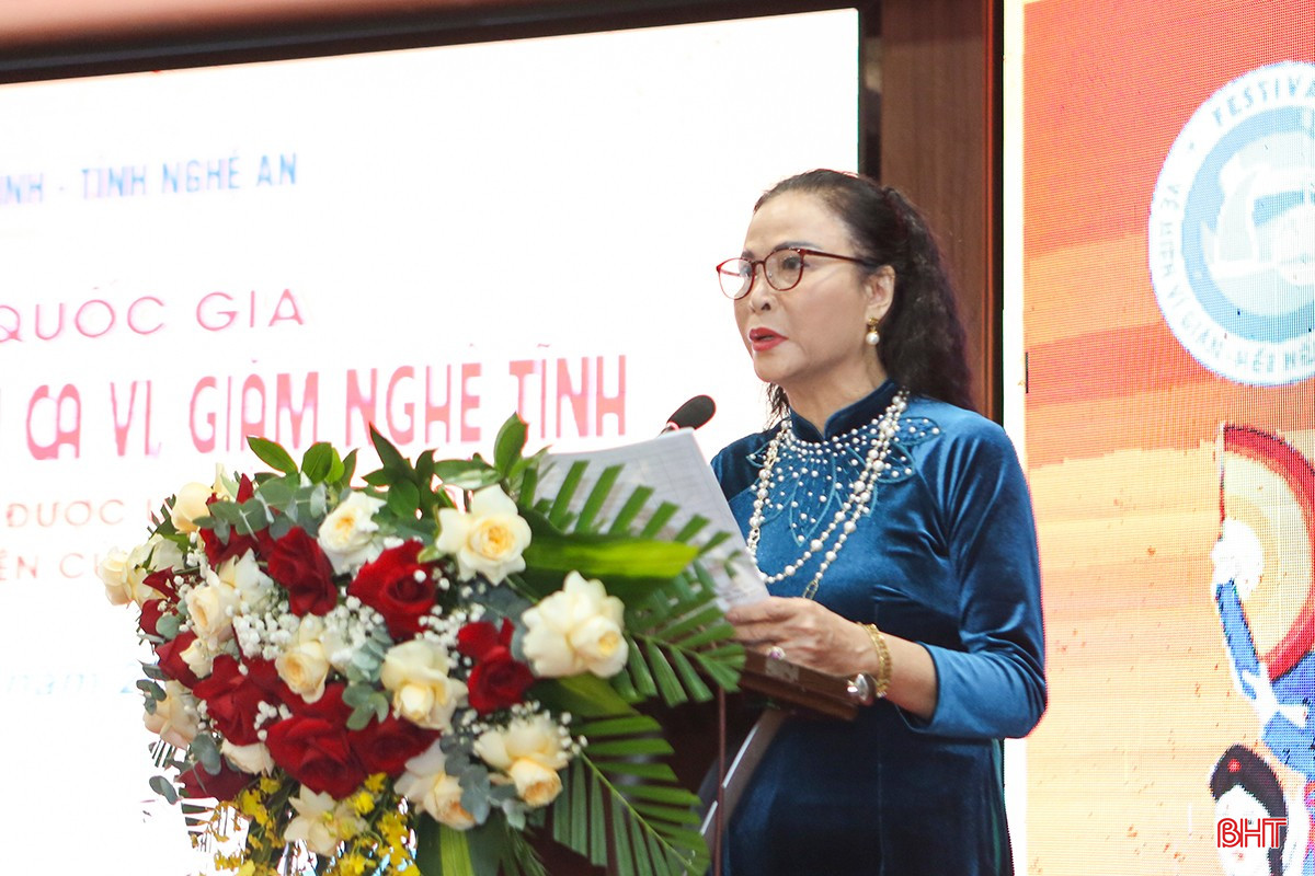 Bà Phan Thư Hiền - Chi hội trưởng Chi hội Văn nghệ dân gian Việt Nam tại Hà Tĩnh trình bày tham luận: "Bảo tồn, phát huy di sản dân ca ví, giặm phát triển bền vững trong đời sống đương đại – Những thuận lợi, khó khăn và thách thức".