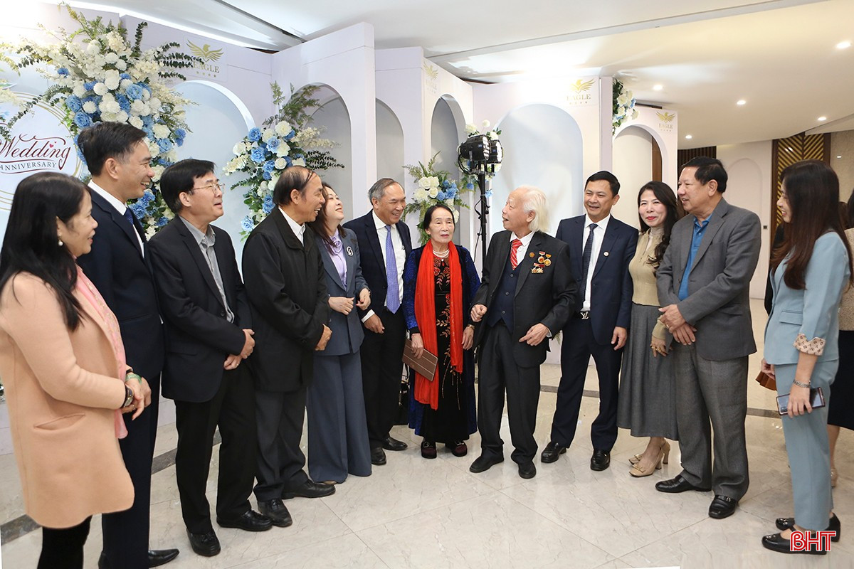 Các đại biểu trao đổi bên lề hội thảo.