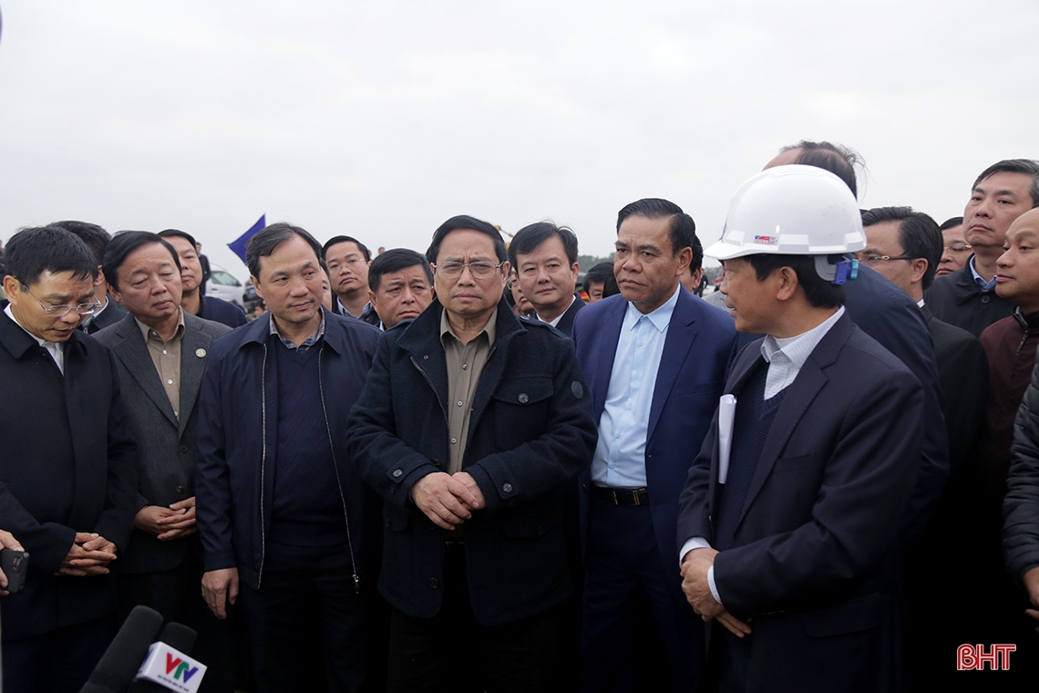 Thủ tướng Chính phủ Phạm Minh Chính thị sát công trường cao tốc Bắc - Nam qua Hà Tĩnh