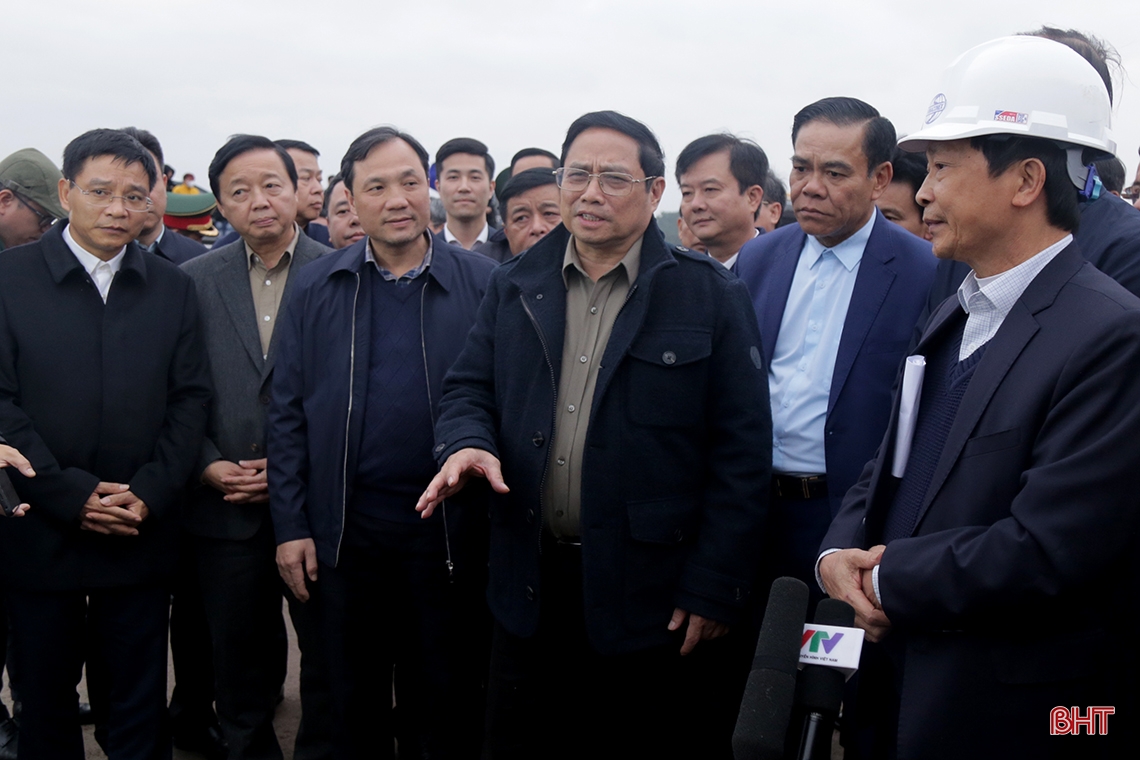 Thủ tướng Chính phủ Phạm Minh Chính thị sát công trường cao tốc Bắc - Nam qua Hà Tĩnh