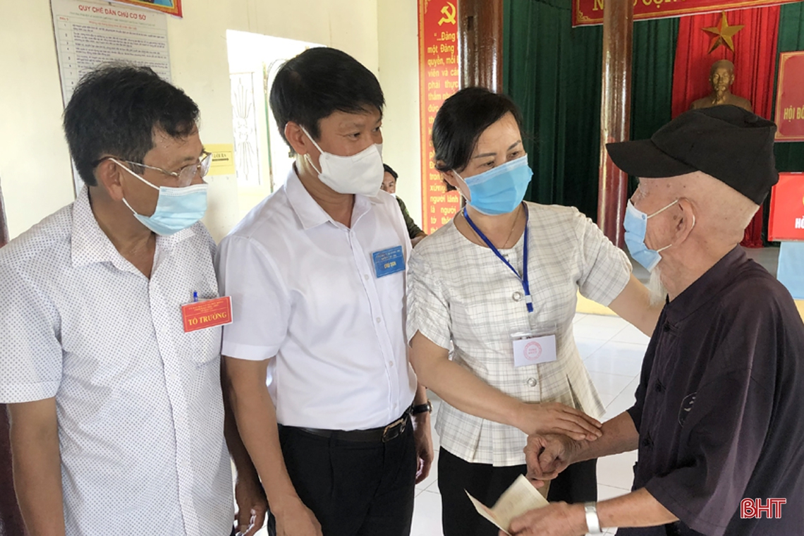 Lãnh đạo Hà Tĩnh kiểm tra công tác bầu cử, động viên cử tri tại các khu vực bỏ phiếu