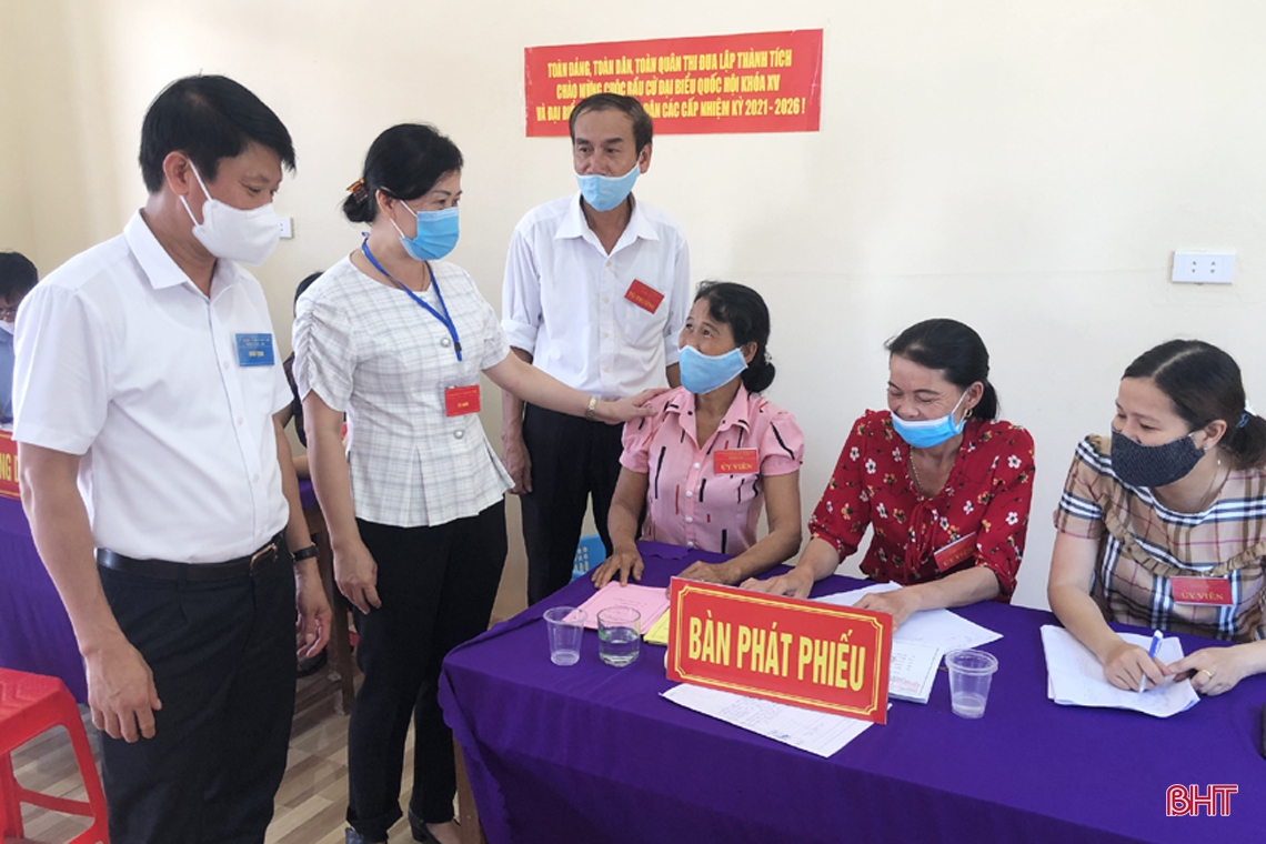 Lãnh đạo Hà Tĩnh kiểm tra công tác bầu cử, động viên cử tri tại các khu vực bỏ phiếu