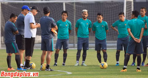 hlv alfred riedl tay bat mat mung trong ngay tro lai viet nam
