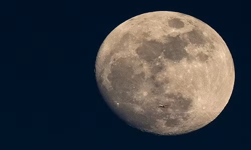 cu va cham khien quy dao mat trang nghieng so voi he mat troi