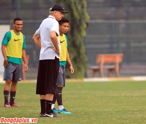 hlv alfred riedl tay bat mat mung trong ngay tro lai viet nam