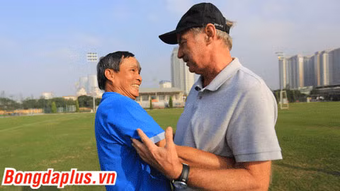 hlv alfred riedl tay bat mat mung trong ngay tro lai viet nam