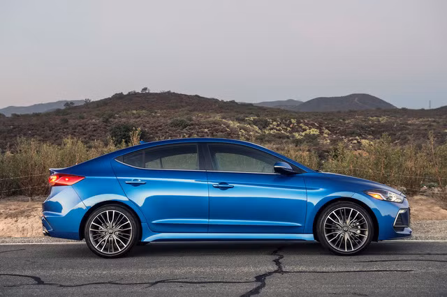 hyundai elantra sport 2017 co gia khoi diem tu 22 485 usd