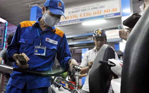 gia xang lai tang tu 15 gio chieu nay