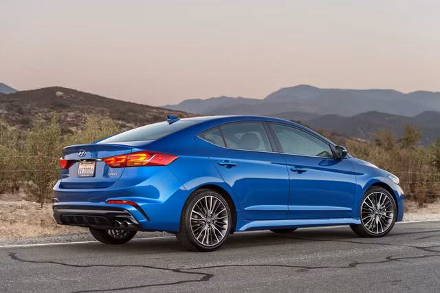 hyundai elantra sport 2017 co gia khoi diem tu 22 485 usd