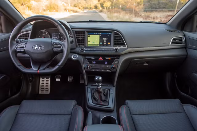 hyundai elantra sport 2017 co gia khoi diem tu 22 485 usd