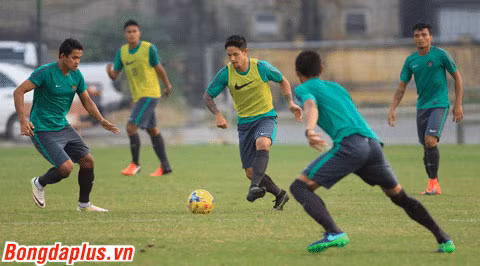 hlv alfred riedl tay bat mat mung trong ngay tro lai viet nam