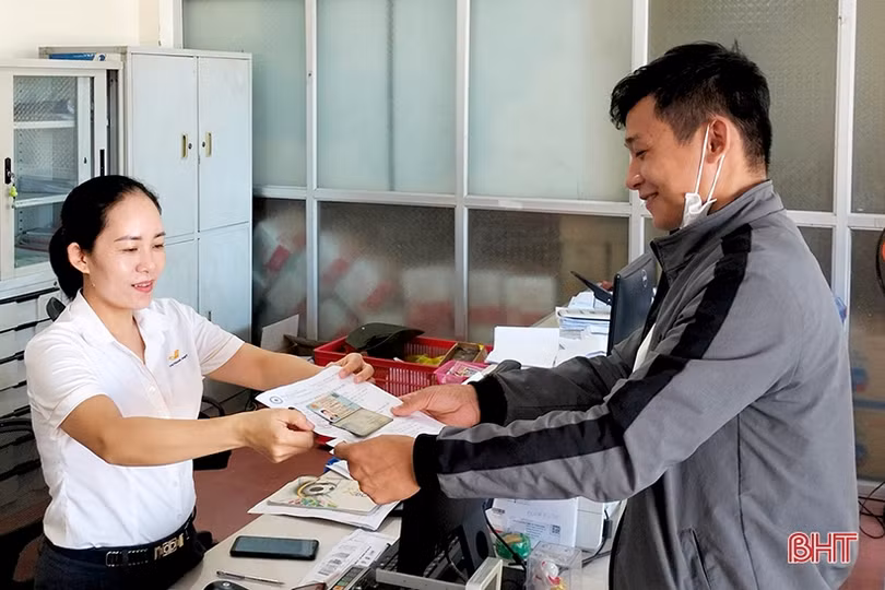 Bưu điện Hà Tĩnh nỗ lực hỗ trợ người dân cấp đổi giấy phép lái xe trực tuyến