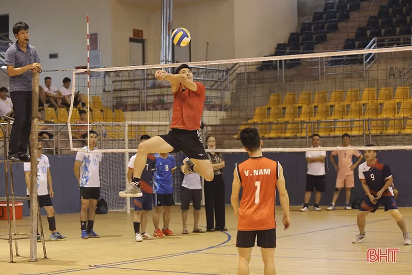 FC Thạch Linh Vida Beer vô địch Giải Bóng chuyền đệm tranh cúp Bằng Sport