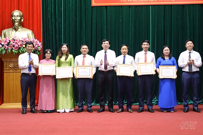 Chuẩn hóa trình độ, trẻ hóa độ tuổi cán bộ quản lý, giáo viên ở thị xã Kỳ Anh