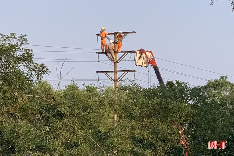 Cấp điện ở vùng nắng nóng nhất Hà Tĩnh
