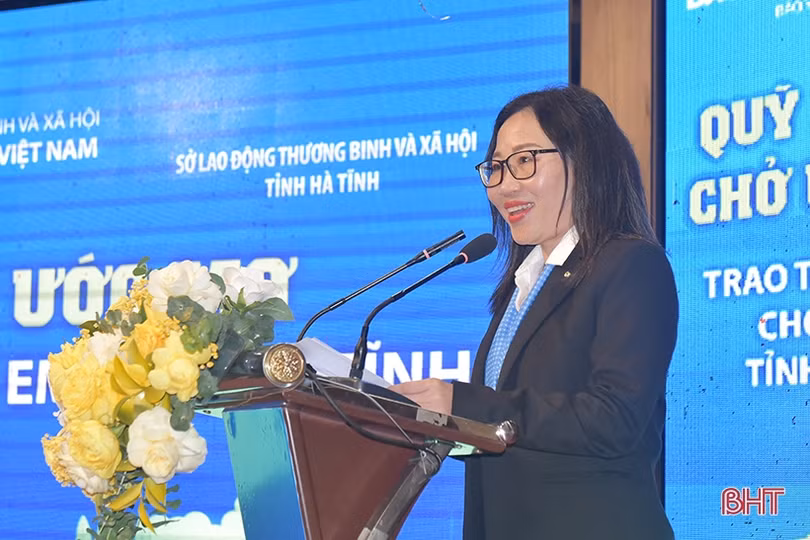 Bảo Việt Nhân thọ trao tặng quà và 100 xe đạp cho học sinh, nữ TNXP ở Hà Tĩnh