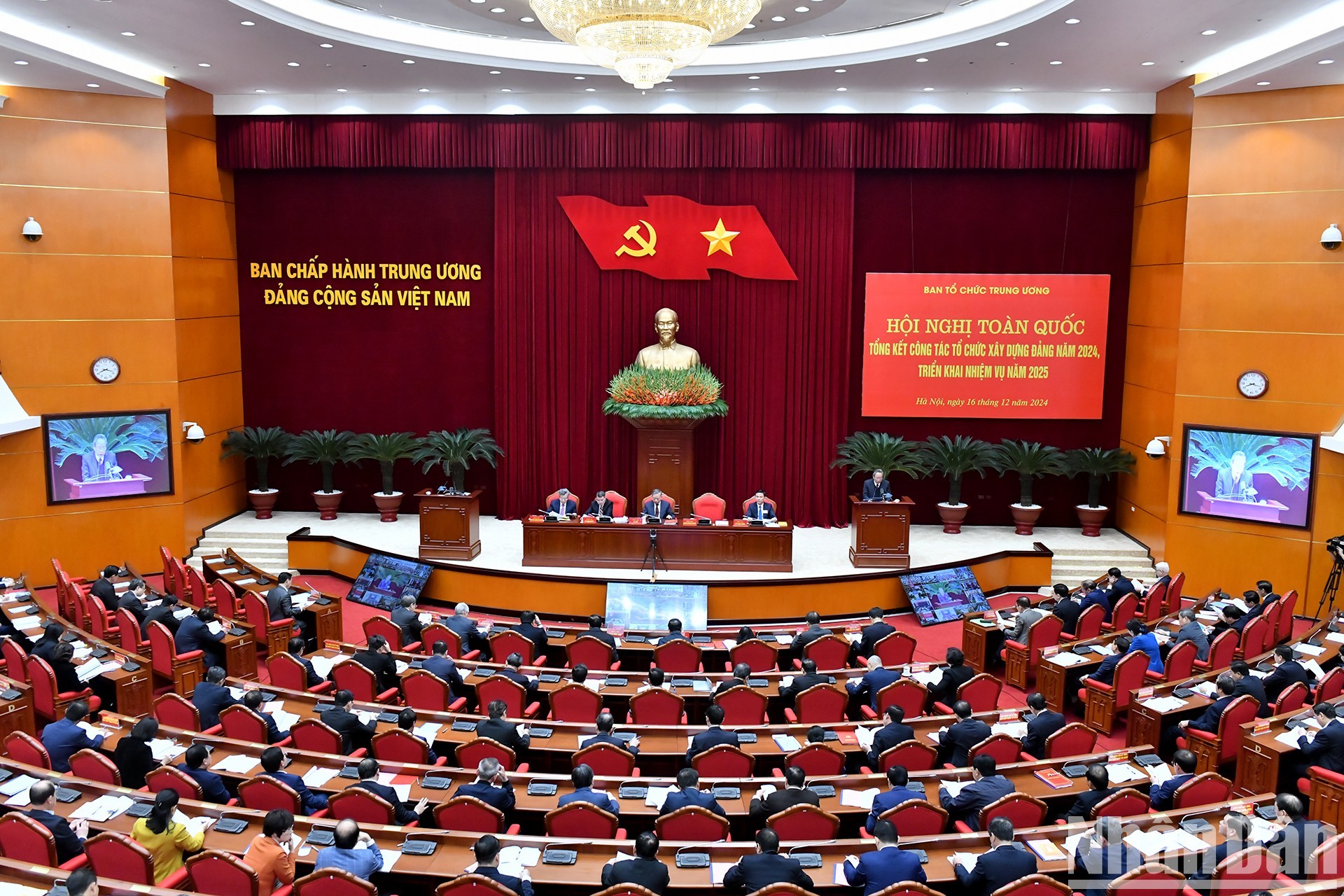 Quang cảnh Hội nghị toàn quốc tổng kết công tác tổ chức xây dựng Đảng năm 2024 và triển khai nhiệm vụ năm 2025.