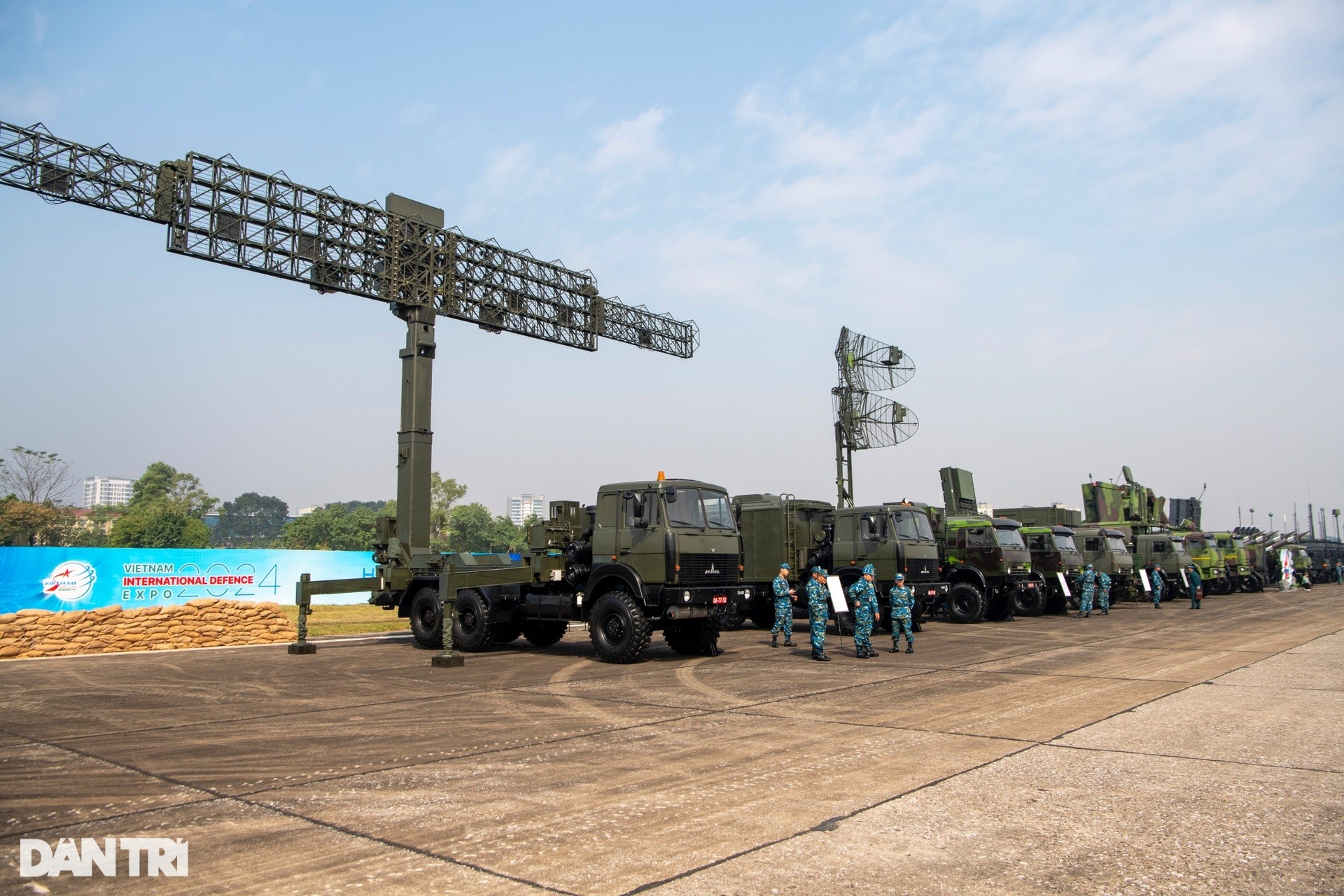 Loạt radar hiện đại được trưng bày, trong đó có loại phát hiện được máy bay tàng hình (Ảnh: Mạnh Quân).