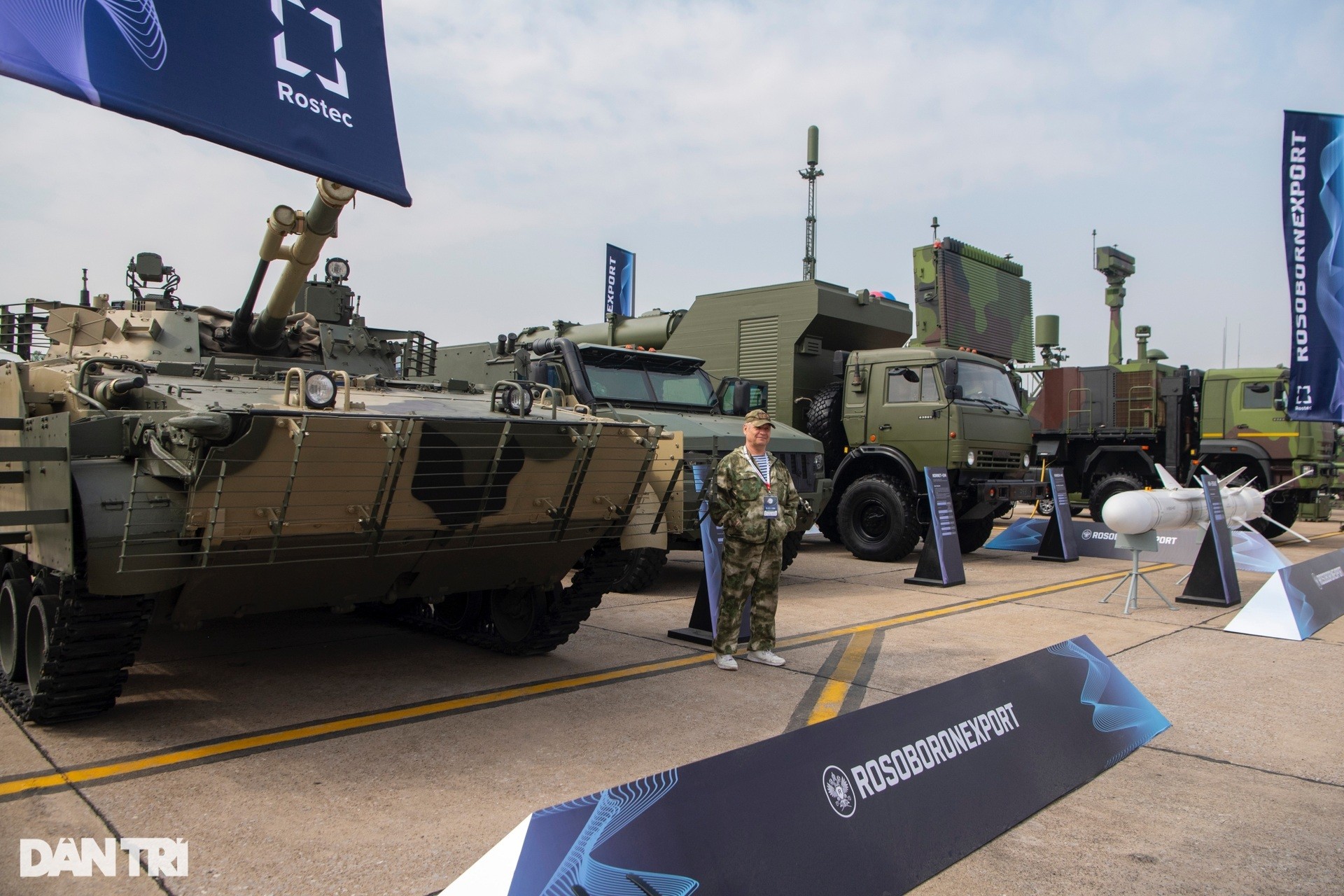 Nhà xuất khẩu vũ khí Rosoboronexport thuộc Tập đoàn Rostec của Nga giới thiệu các phương tiện chiến đấu lục quân và tổ hợp tên lửa đất đối hải Rubezh-ME (Ảnh: Mạnh Quân).