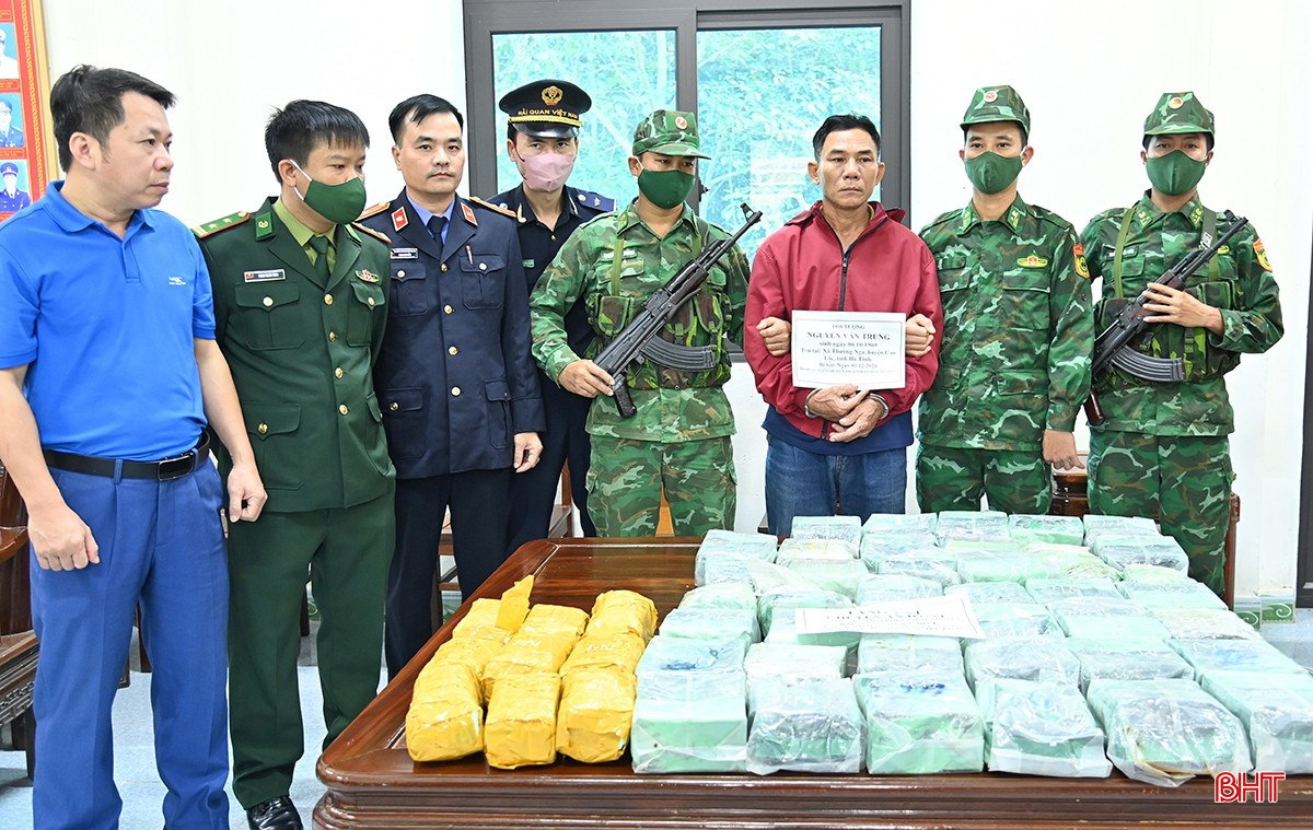 Đối tượng Nguyễn Văn Trung và tang vật.