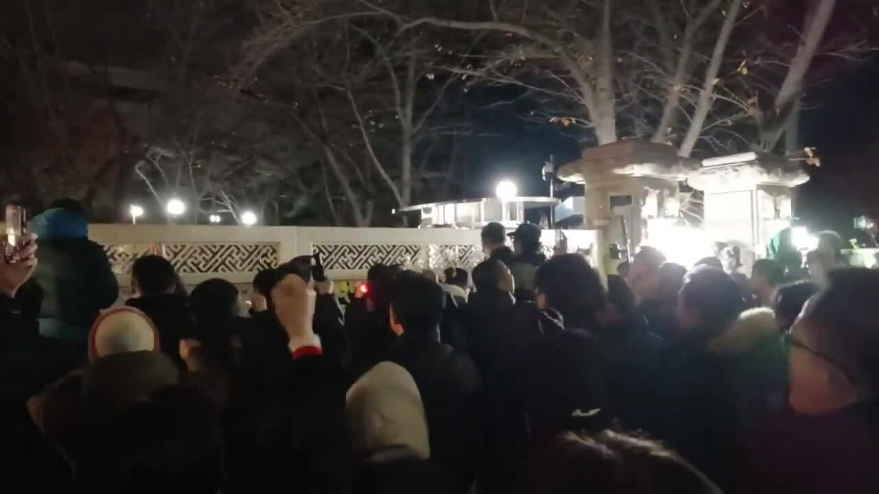 Gần 6 giờ Hàn Quốc hỗn loạn vì thiết quân luật. Video: Reuters, Guardian, SBS