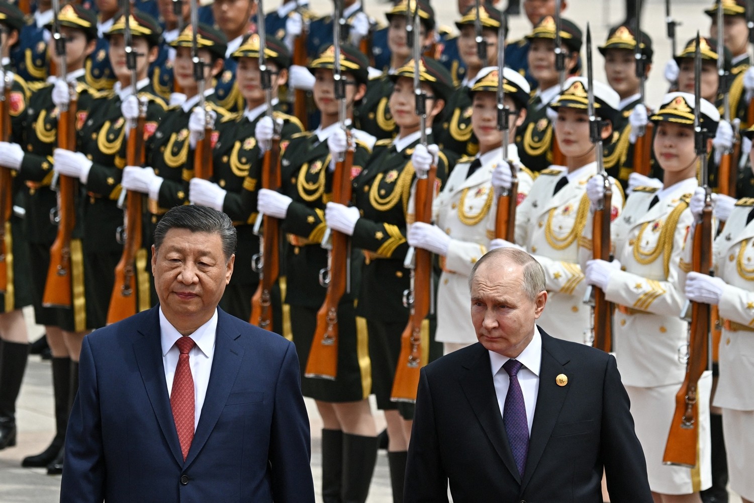 Chủ tịch Trung Quốc Tập Cận Bình chủ trì lễ đón Tổng thống Nga Vladimir Putin tại Đại lễ đường Nhân dân Bắc Kinh ngày 16/5. Ảnh: Reuters