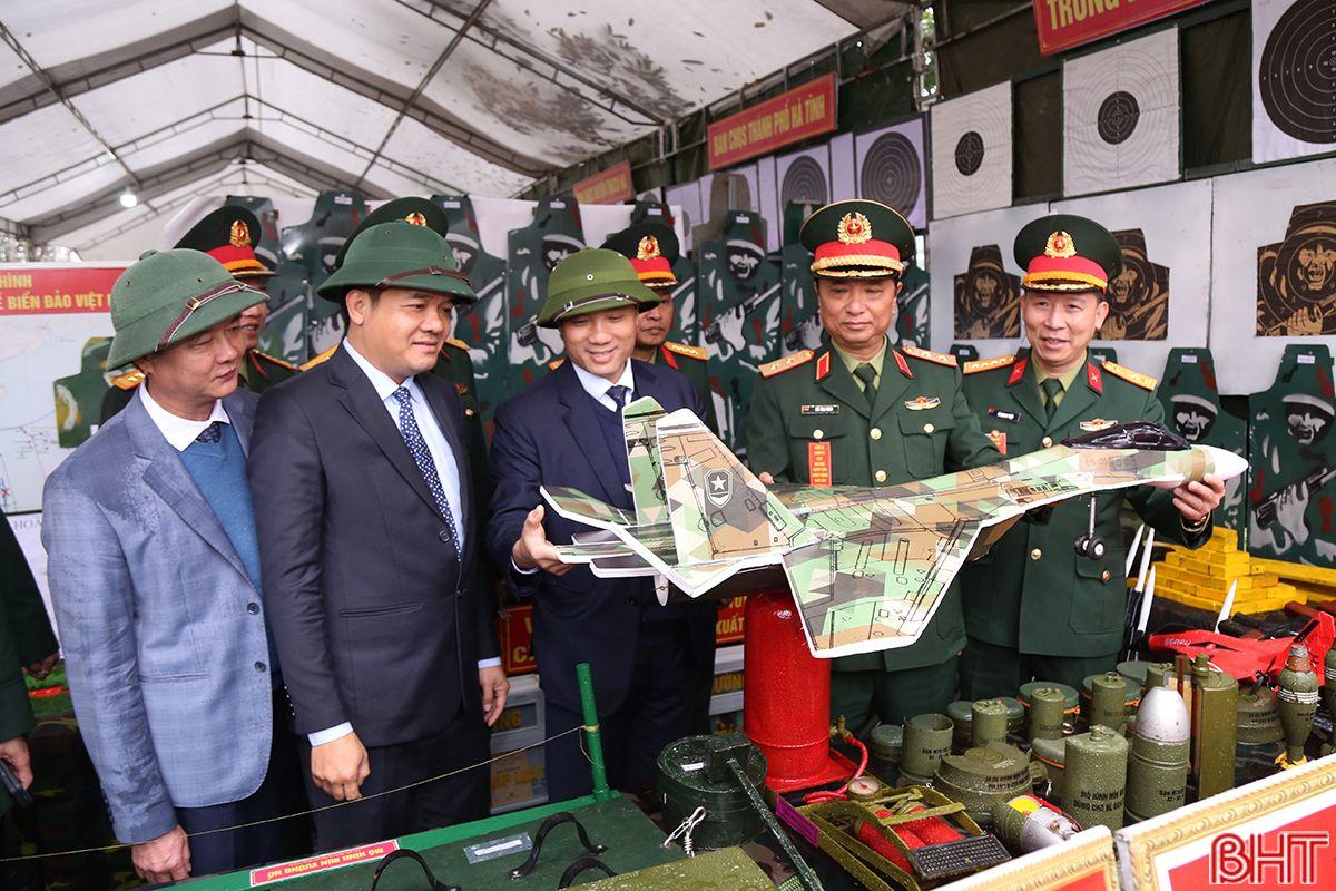 Trung tướng Hà Thọ Bình – Tư lệnh Quân khu 4, Bí thư Tỉnh ủy Hoàng Trung Dũng cùng lãnh đạo tỉnh tham quan mô hình học cụ phục vụ công tác huấn luyện, chiến đấu..jpg