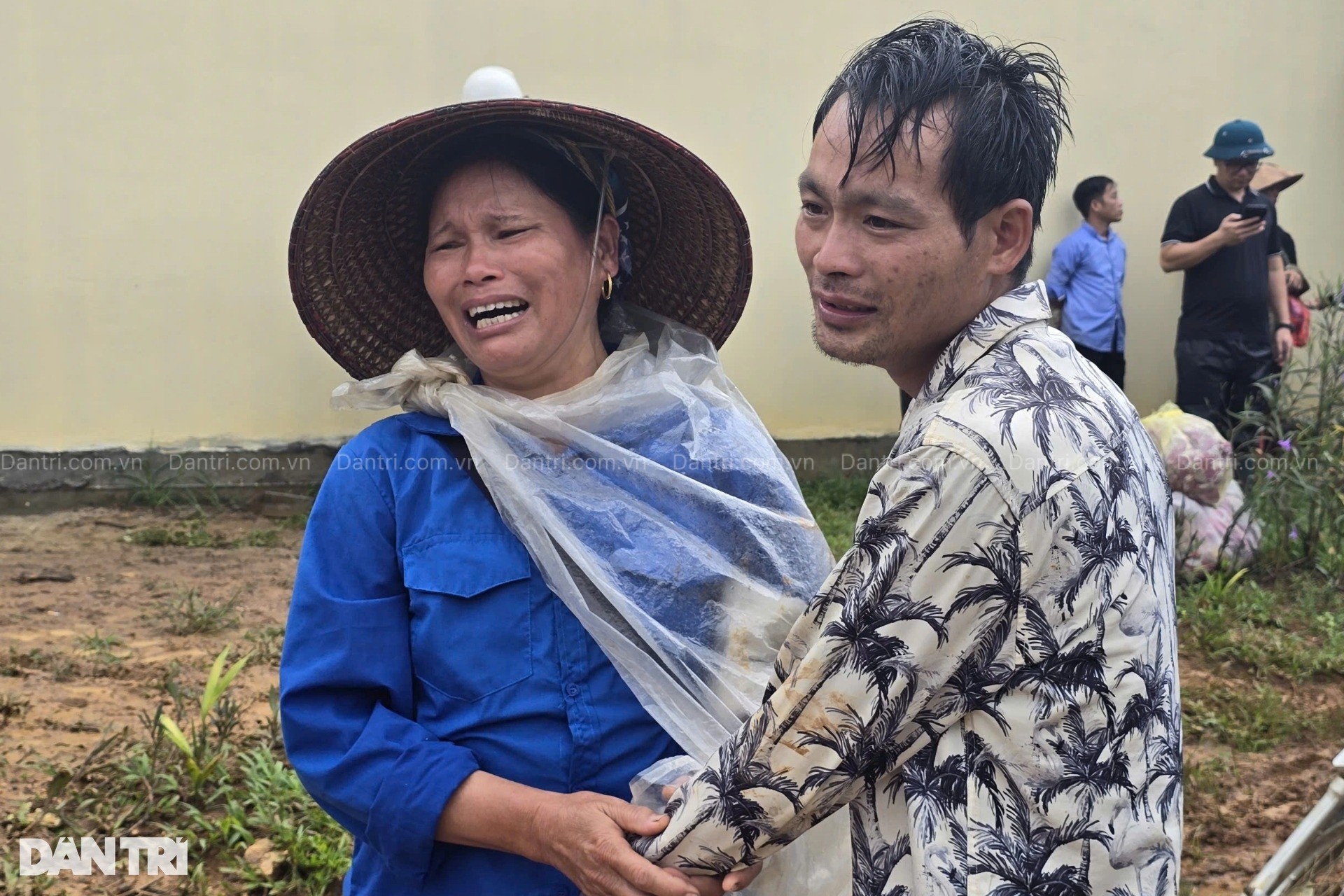 Anh Hoàng Văn Thới cố kìm nén nhưng liên tục bật khóc khi lần lượt đón nhận thi thể của vợ, 3 con và mẹ (Ảnh: Hoài Thu).