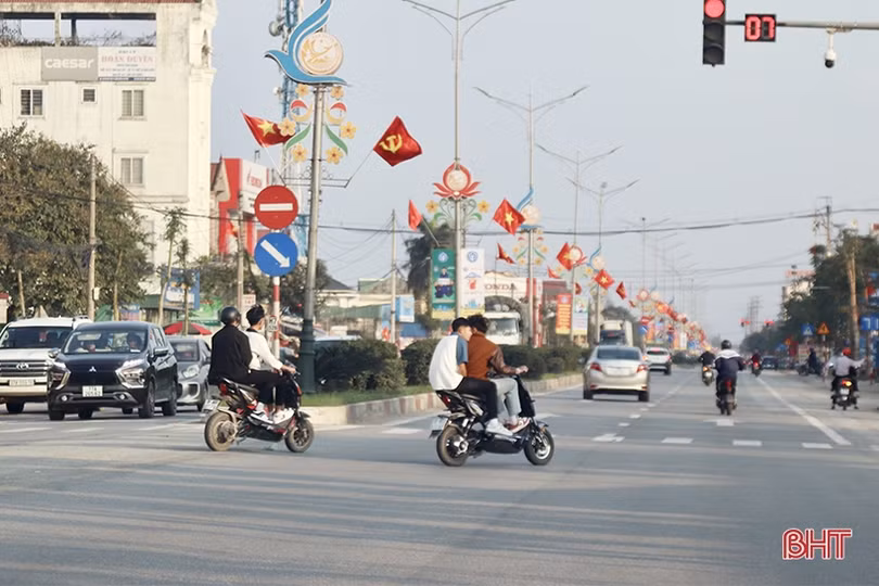 Vô tư “kẹp ba”, đầu trần điều khiển xe máy du xuân
