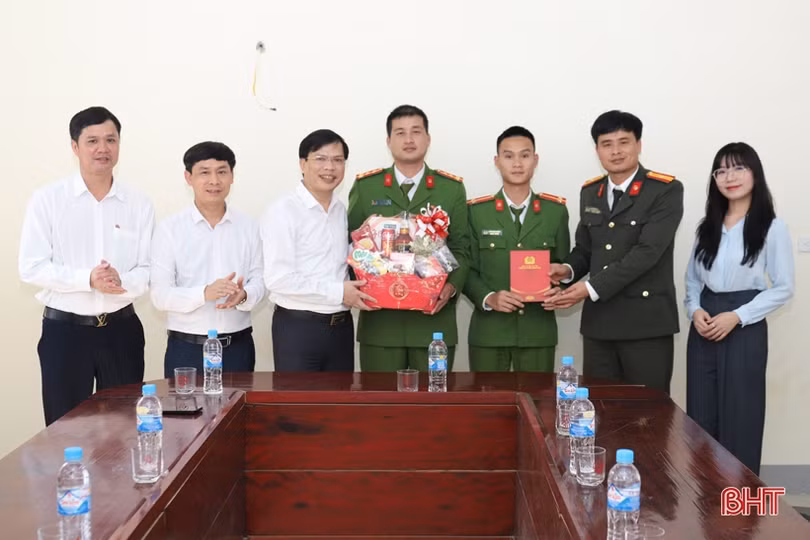 Tặng quà các đơn vị làm nhiệm vụ khu vực biên giới Hương Sơn