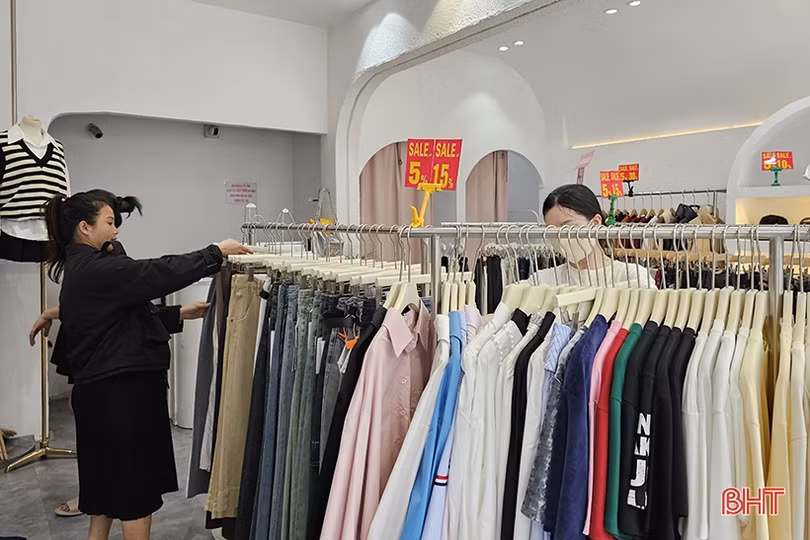 30 tết, nhiều cửa hàng thời trang xả kho, trải bạt thanh lý hàng tồn
