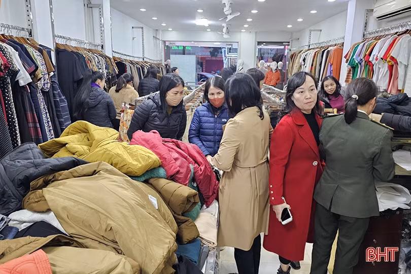 30 tết, nhiều cửa hàng thời trang xả kho, trải bạt thanh lý hàng tồn