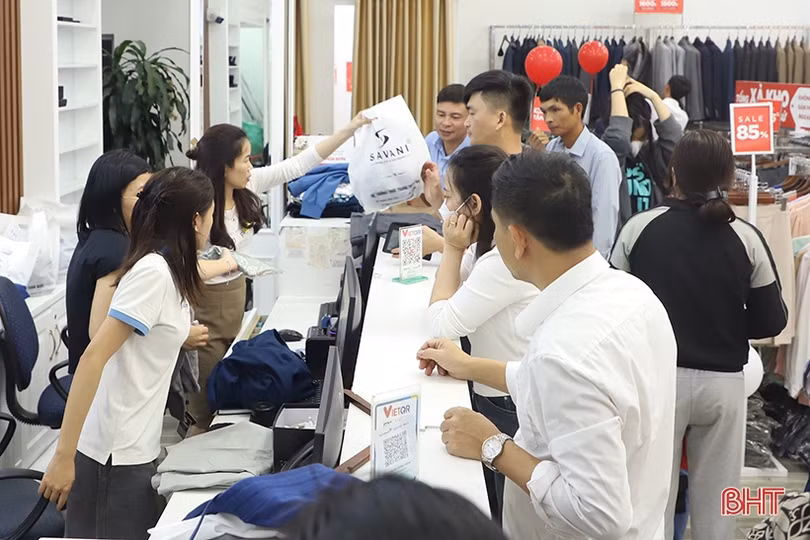30 tết, nhiều cửa hàng thời trang xả kho, trải bạt thanh lý hàng tồn