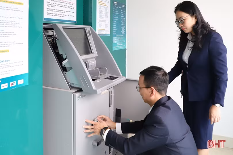 Ngân hàng Hà Tĩnh chủ động tiếp quỹ ATM, phục vụ khách hàng dịp tết