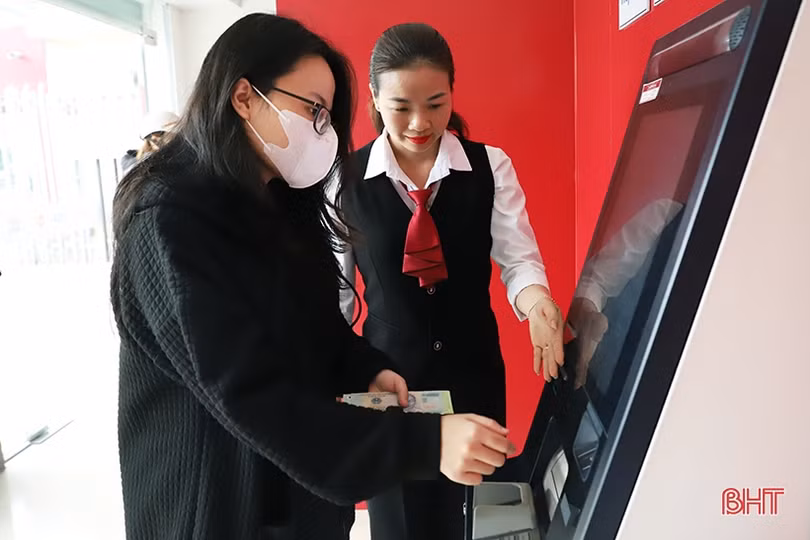 Ngân hàng Hà Tĩnh chủ động tiếp quỹ ATM, phục vụ khách hàng dịp tết