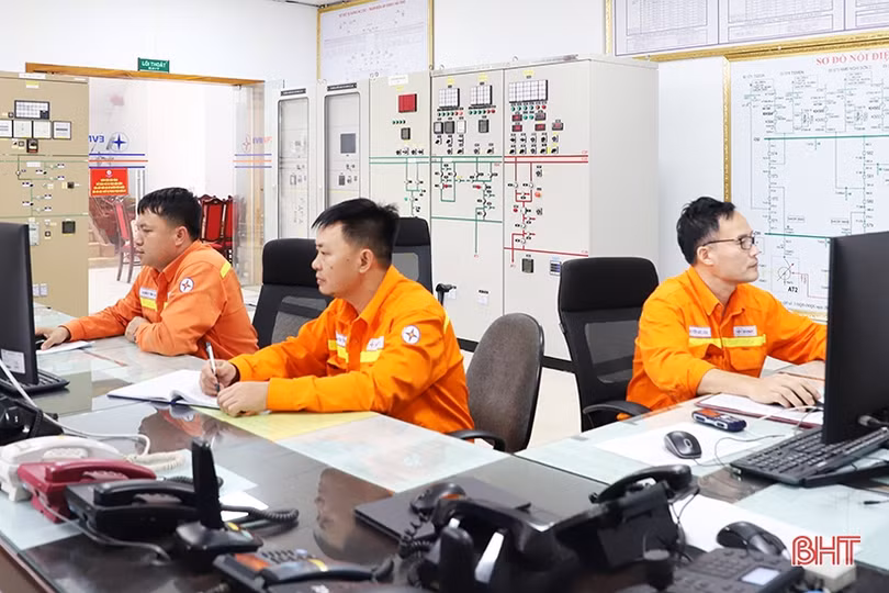 Những người “canh” dòng điện ngày xuân ở Hà Tĩnh