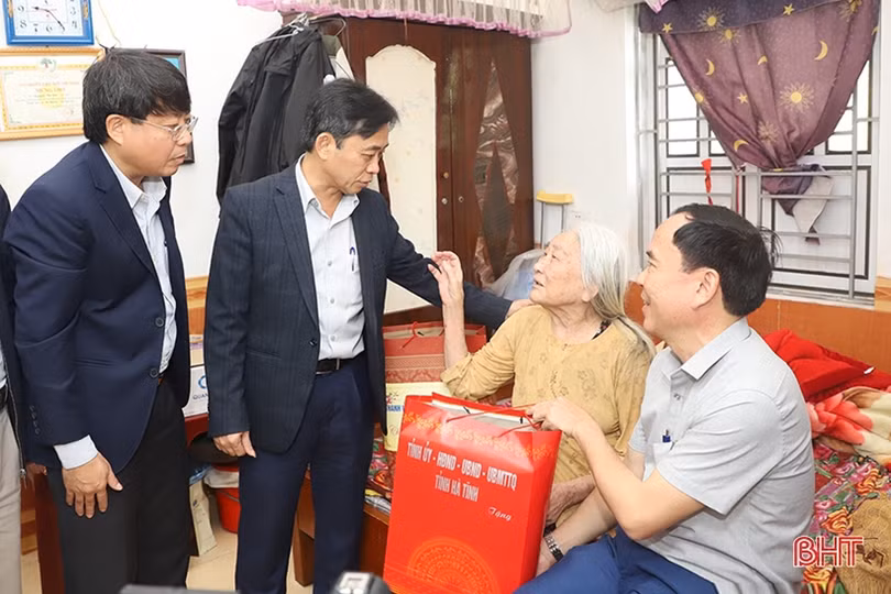 Trao hơn 245.000 suất quà tết cho người có công, hộ nghèo và đối tượng bảo trợ xã hội