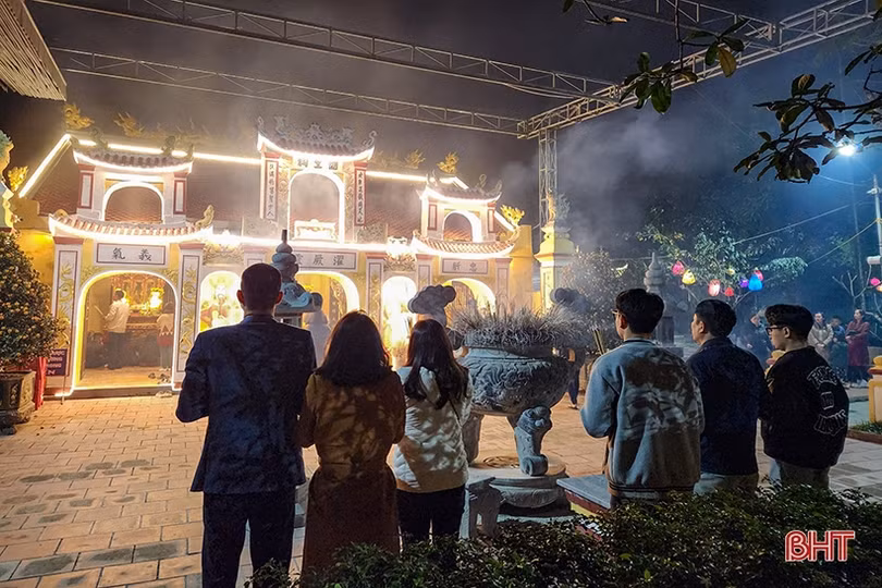 Người dân Hà Tĩnh đi lễ chùa cầu may đầu năm mới